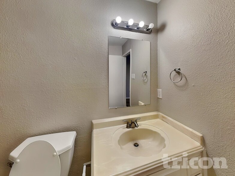 Building Photo - 1210 Green Hill Dr