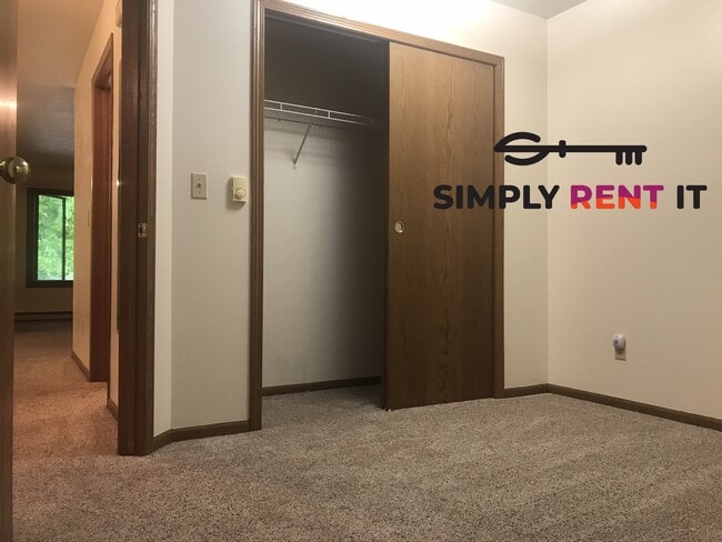 Building Photo - 2 Bedroom With Off-Street Parking in Nevada, IA