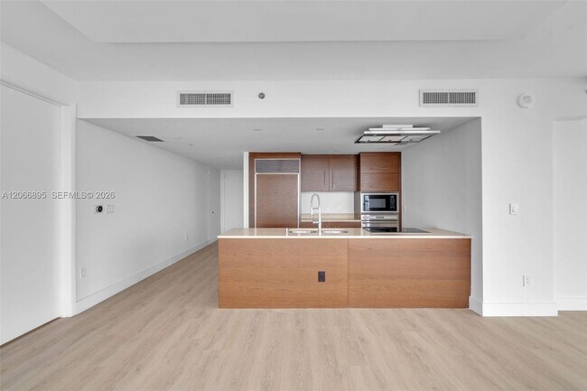 Building Photo - 495 Brickell Ave