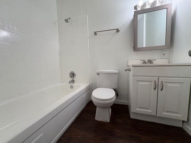 Building Photo - Charming Two Bedroom Condo