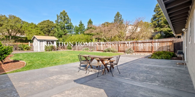 Building Photo - 151 Kenwood Ct