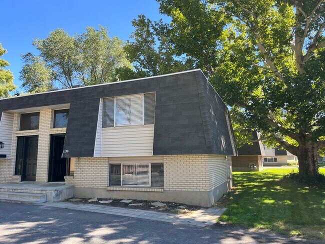 Building Photo - Completely Remodeled 2-Bedroom Duplex Unit by Provo River Trail