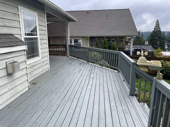 Building Photo - Lovely Home in Holmes Harbor with a Short Term Lease!