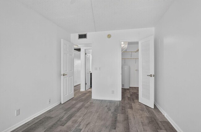 Building Photo - 3045 Cornwall C