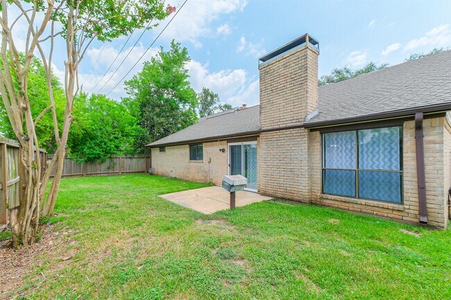 Building Photo - 2815 Arrowhead Dr