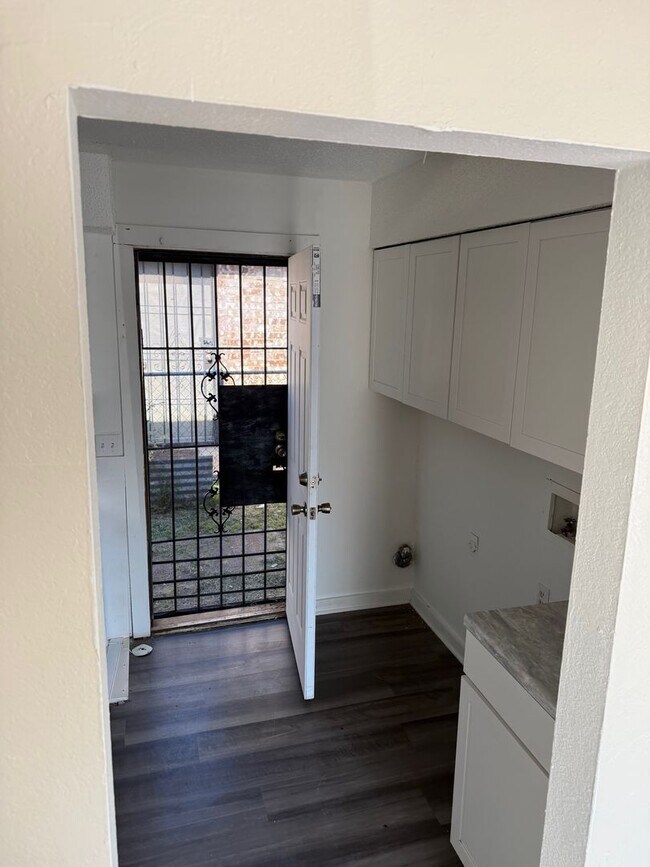 Building Photo - Newly Updated 2 Bed / 1 Bath Duplex
