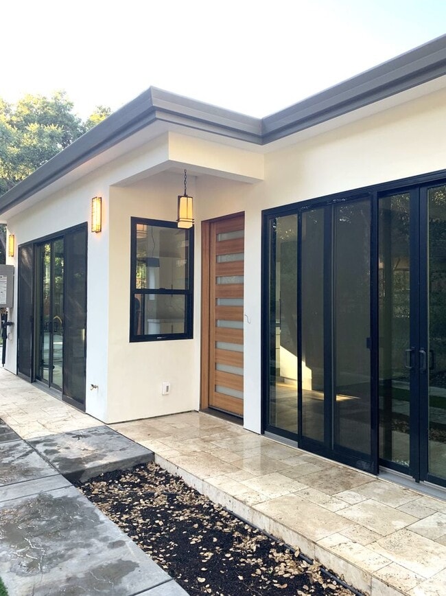 Building Photo - Bright, Modern & Beautiful – 3BR Home in M...