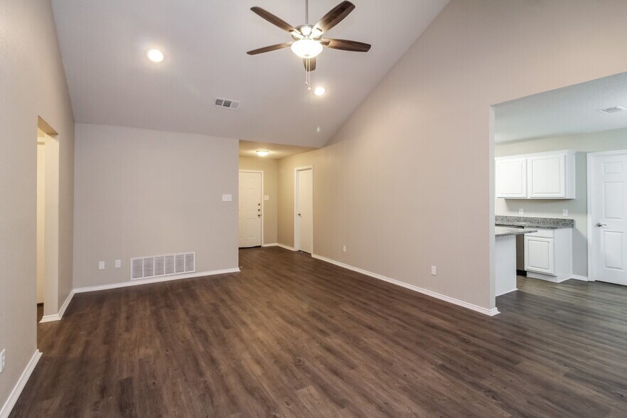 Building Photo - 900 Vicksburg Ln