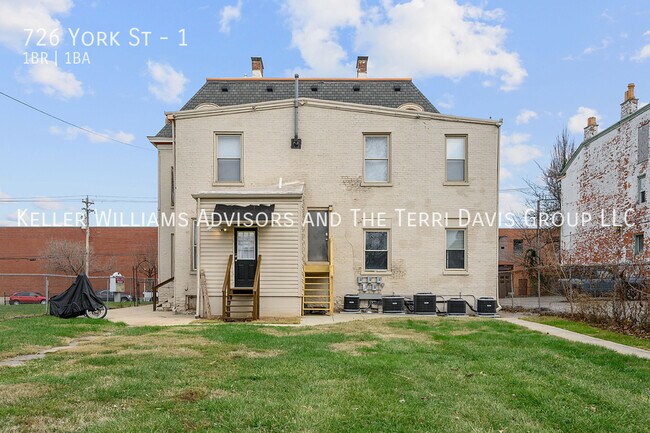 Building Photo - 726 York St