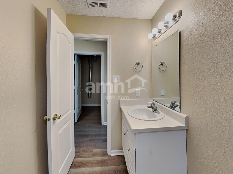 Building Photo - 10891 Albertson Dr
