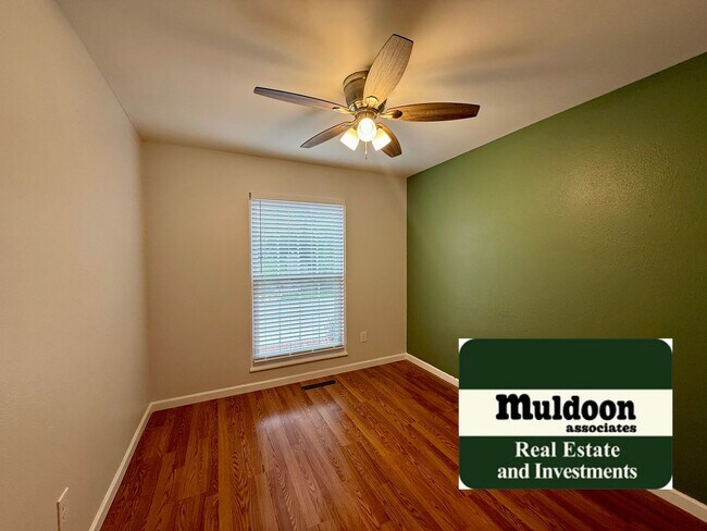 Building Photo - 3 Bedroom Tri Level with Spacious Yard 80918