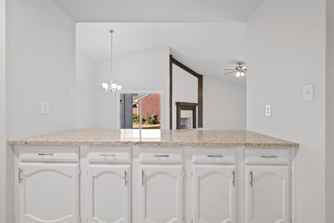 Building Photo - 2215 Overbrook Dr