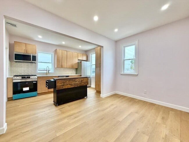 Building Photo - 130 Beach St