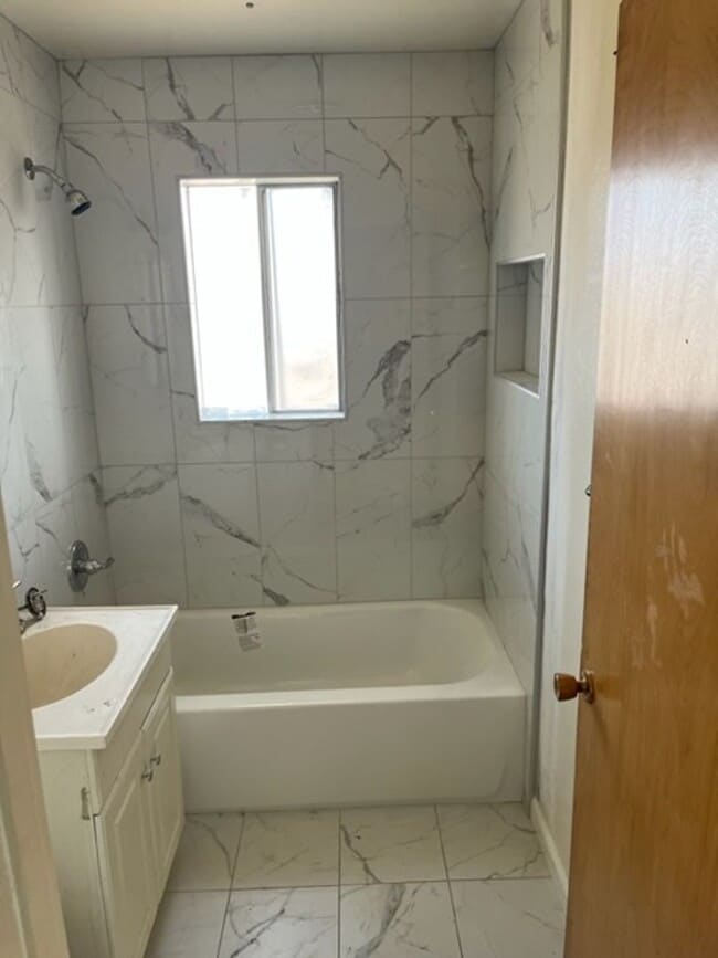 Building Photo - 3 BR 2 Bath