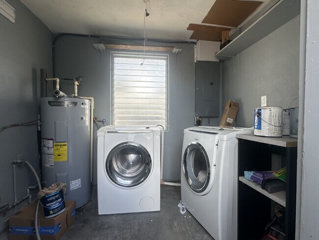 Building Photo - "Charming 1-Bedroom in Port Charlotte's Tranquil Setting"