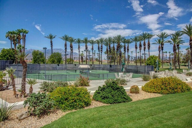 Building Photo - 221 Vista Royale Cir E