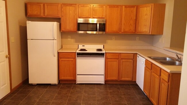 Building Photo - Spacious 2-Bed, 2-Bath Duplex with Attached Garage!