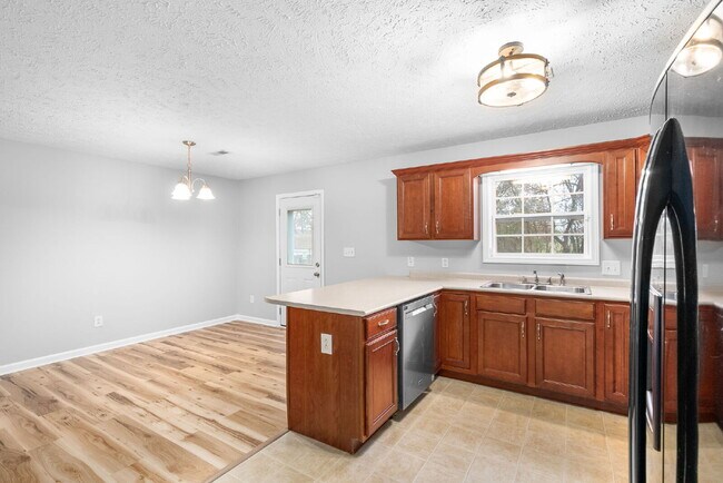 Building Photo - Spacious Home Conveniently Located Near I-24, Shopping, Restaurants, Movie Theater, AND More!