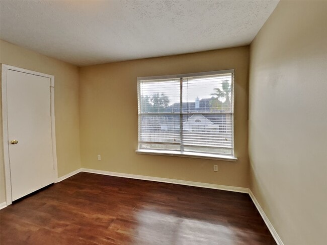 Building Photo - 2908 Cambridge Circus