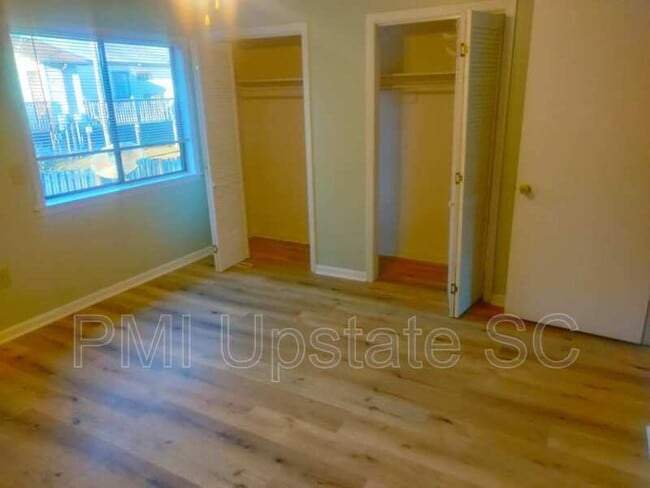 Building Photo - 100 Buttercup Way