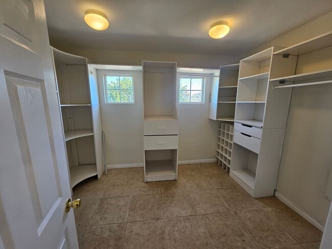 Building Photo - Executive home in South Corona!