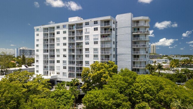 Building Photo - 6900 Bay Dr