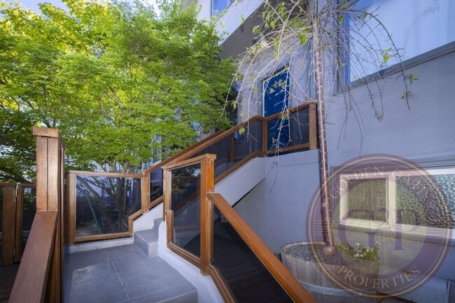 Building Photo - Potrero Hill - 3 BR, 2.5 BA House 1,388 Sq. Ft. - 3D Virtual Tour, Large Private Yard