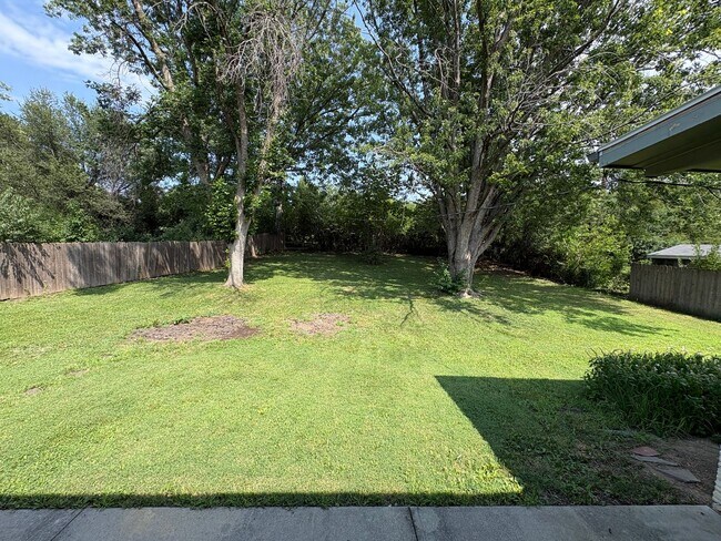 Building Photo - Spacious Home with Attached Garage & Fenced Backyard