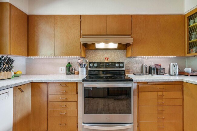 Building Photo - Charming 3-bdrm/2-bath Mid-Century ranch—A...