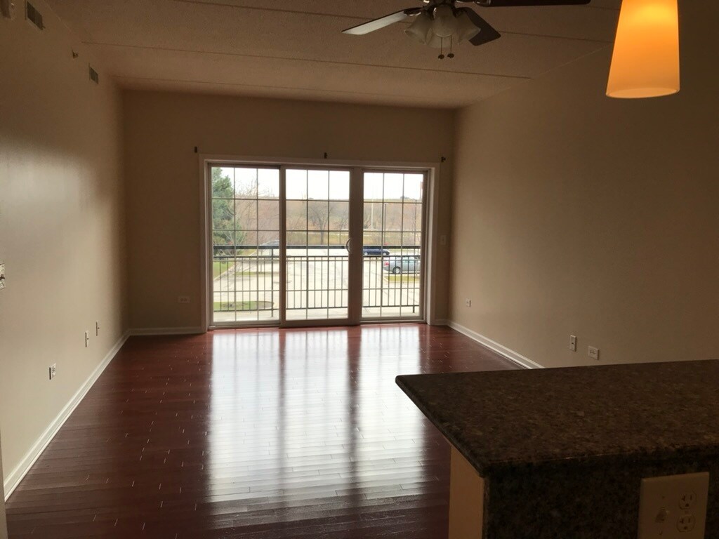 Living area - 405 S Creekside Dr