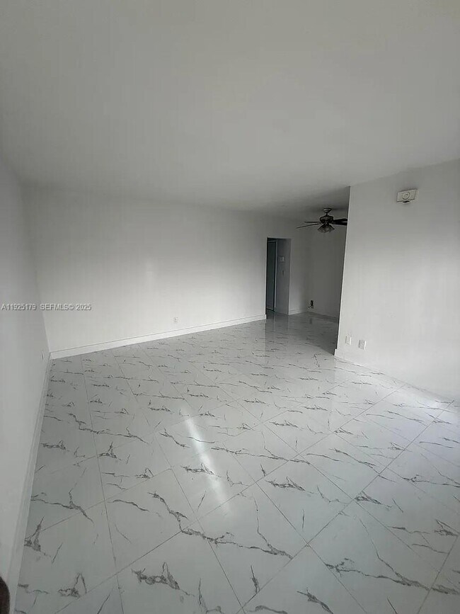 Building Photo - 1225 Normandy Dr