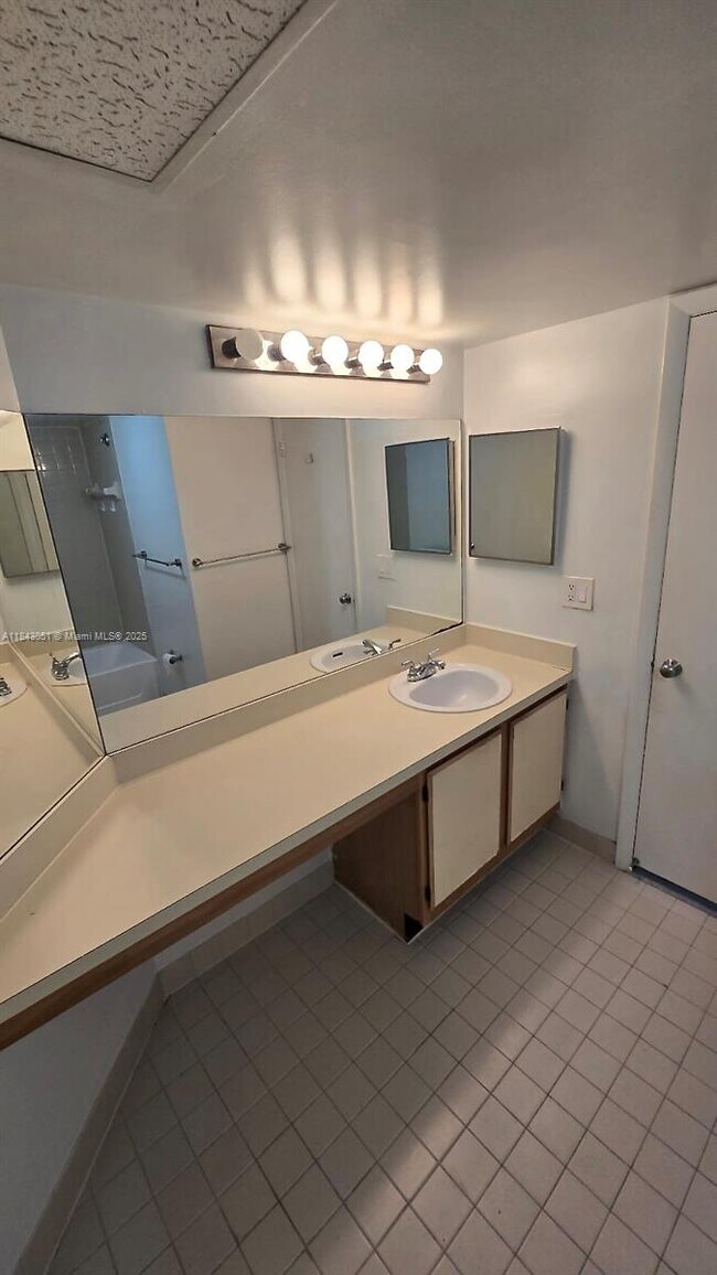 Building Photo - 2811 N Oakland Forest Dr