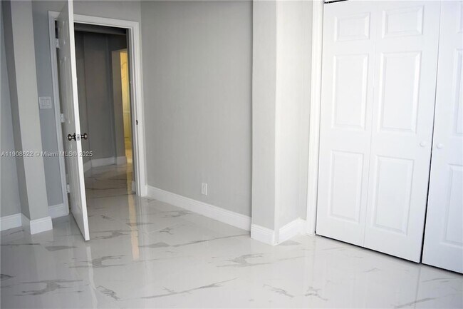 Building Photo - 622 NE 6th St