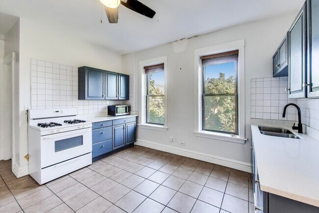 Building Photo - 2164 N Oakley Ave