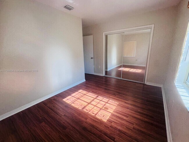 Building Photo - 311 SW 49th Ave