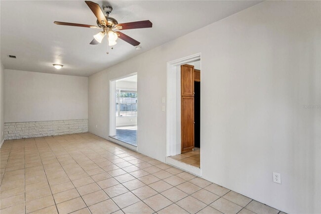 Building Photo - 1470 Overlea St