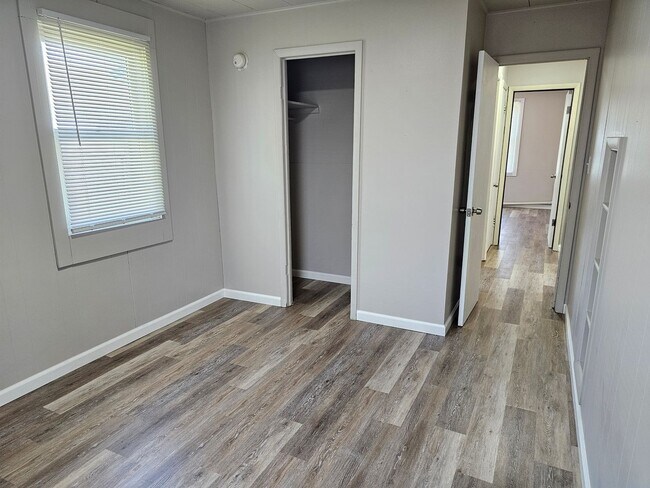 Building Photo - 2 bed 1 bath single family home in Wiscons...