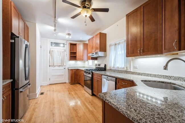 Building Photo - 557 Barton Ave