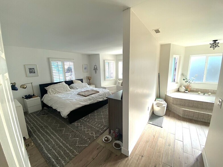 Building Photo - 2805 Unicornio St