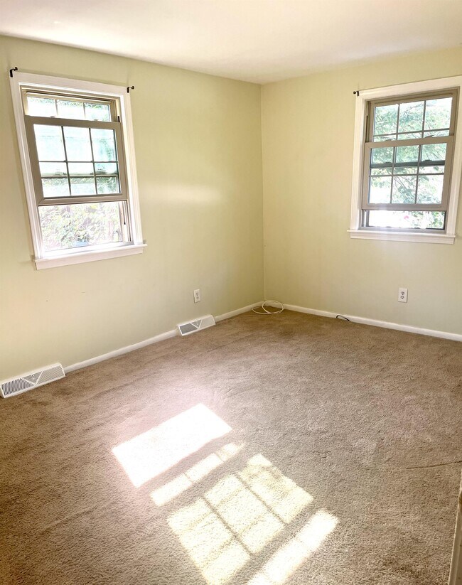 Building Photo - 385 Hartford Ave