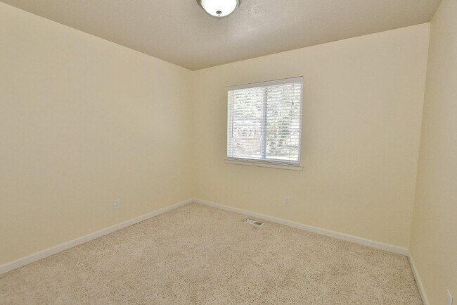 Building Photo - Clean Single-Level Home in Quiet Neighborhood
