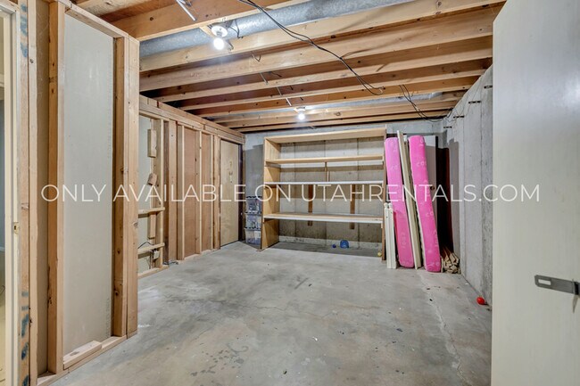 Building Photo - 786 E 350 N