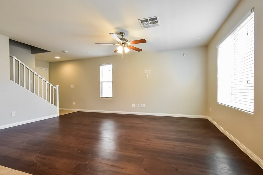 Building Photo - 10607 Seasonable Dr