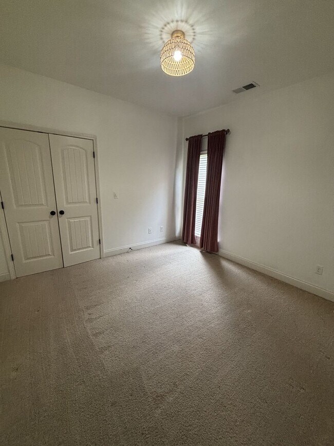 Building Photo - 3 Bed 2 Bath Home In Westover With A 2 Car Garage