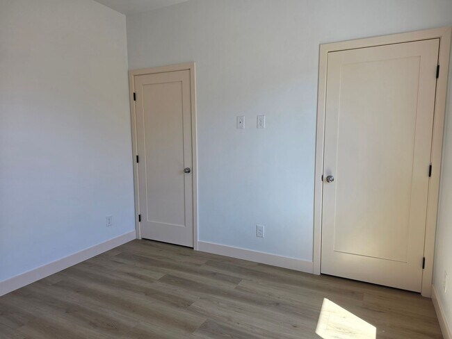 Building Photo - 370 Riverfront Dr