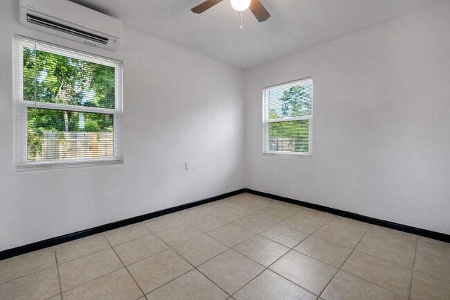 Building Photo - Convenient & Comfortable 1/1 – Updated and...