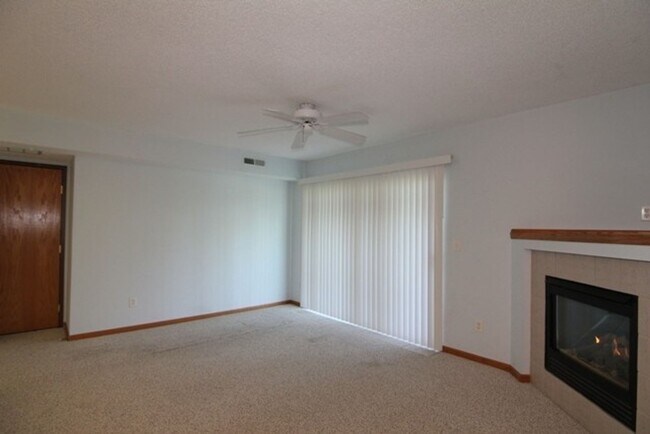 Building Photo - 2 Bedroom 1 Bath Condo in North Liberty!