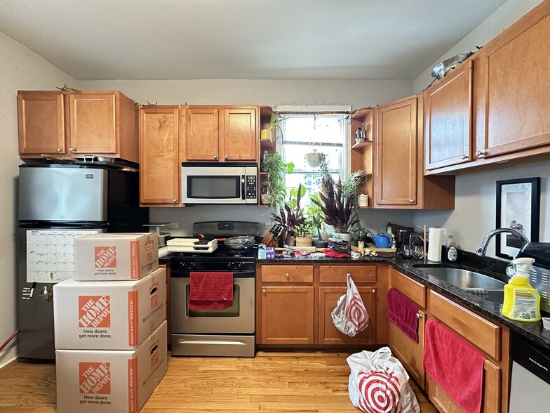 Building Photo - 852 W Buckingham Pl