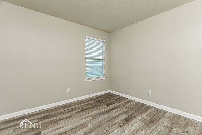 Building Photo - 2815 Praline Ferry