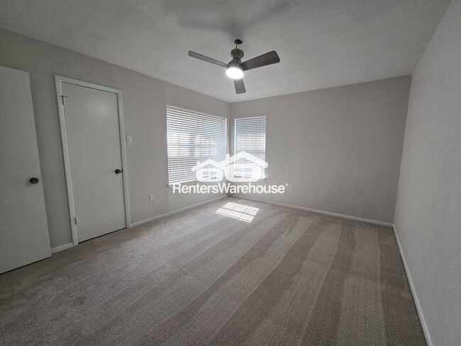 Building Photo - FOR RENT - MOVE IN READY - 2  BEDS 1.5 BAT...